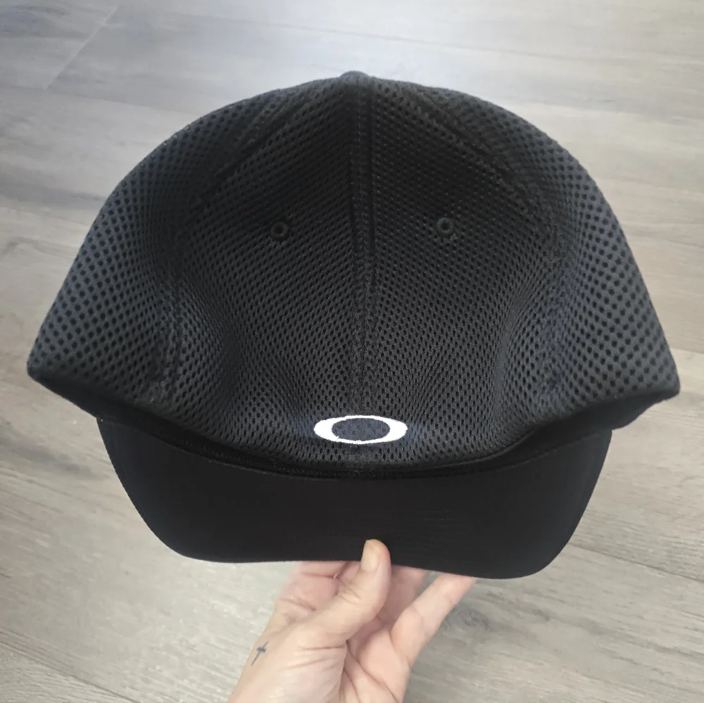 Oakley Flexfit Hat Small/Medium Black White - Picture 2 of 5